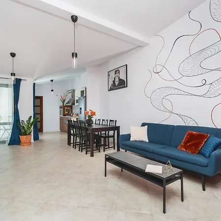 Unique Spacious 3 Bedroom - Old Town Loft - By Upstairs *