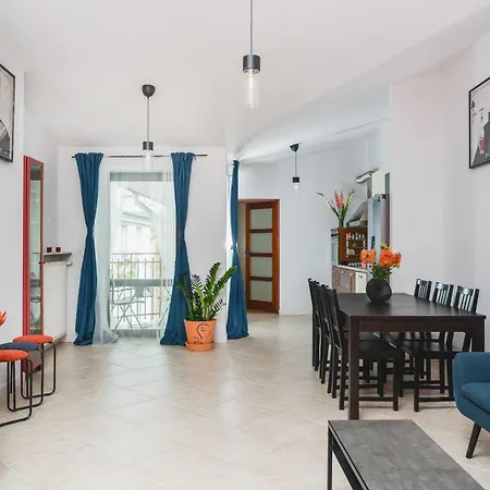 Unique Spacious 3 Bedroom - Old Town Loft - By Upstairs