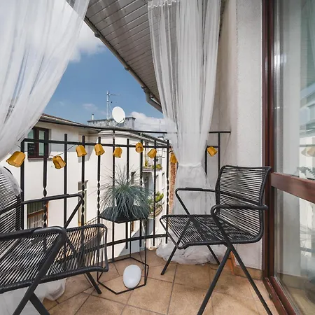 Unique Spacious 3 Bedroom - Old Town Loft - By Upstairs *