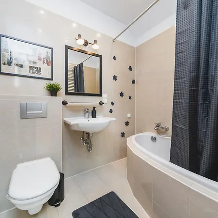 Unique Spacious 3 Bedroom - Old Town Loft - By Upstairs *