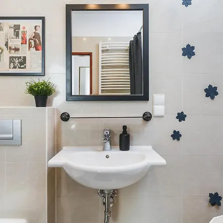 Unique Spacious 3 Bedroom - Old Town Loft - By Upstairs *