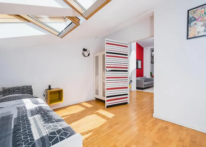 Unique Spacious 3 Bedroom - Old Town Loft - By Upstairs *