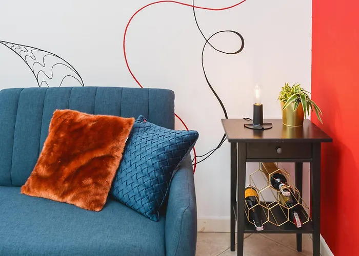 Unique Spacious 3 Bedroom - Old Town Loft - By Upstairs