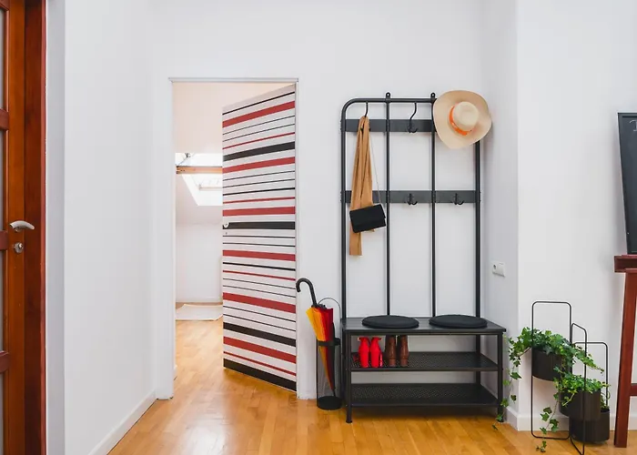 Unique Spacious 3 Bedroom - Old Town Loft - By Upstairs *