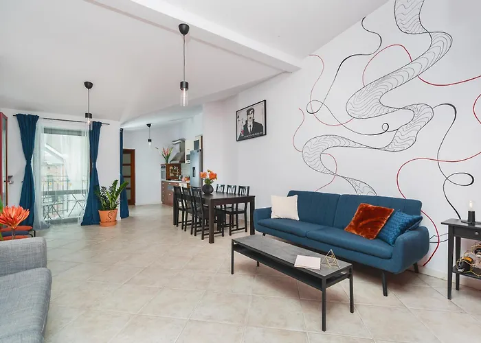 Unique Spacious 3 Bedroom - Old Town Loft - By Upstairs *