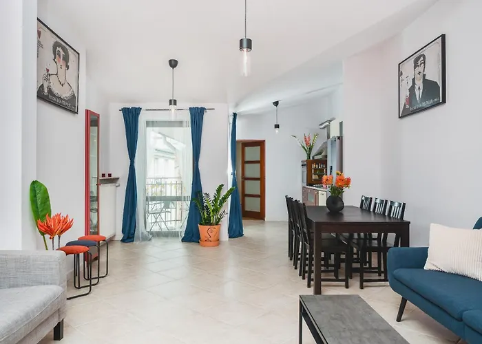 Unique Spacious 3 Bedroom - Old Town Loft - By Upstairs