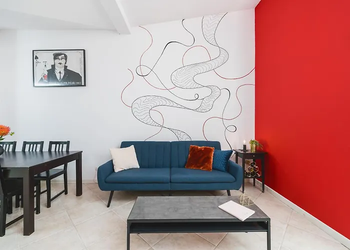 Unique Spacious 3 Bedroom - Old Town Loft - By Upstairs *