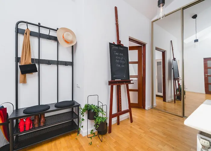 Unique Spacious 3 Bedroom - Old Town Loft - By Upstairs