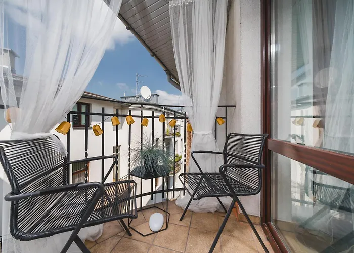 Unique Spacious 3 Bedroom - Old Town Loft - By Upstairs *