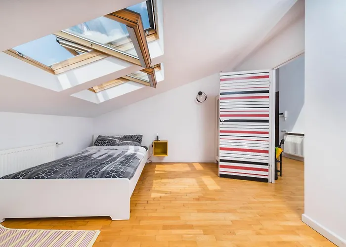 Unique Spacious 3 Bedroom - Old Town Loft - By Upstairs