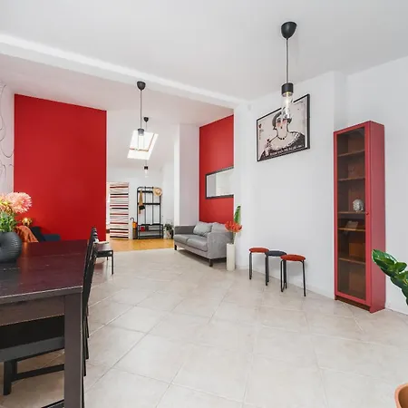 Unique Spacious 3 Bedroom - Old Town Loft - By Upstairs Apartament
