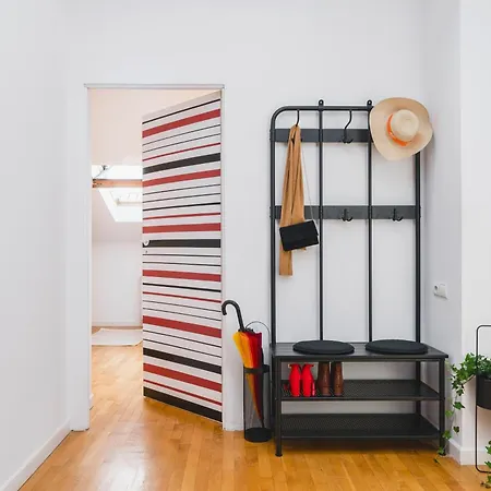 Unique Spacious 3 Bedroom - Old Town Loft - By Upstairs *