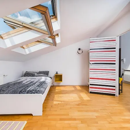 Unique Spacious 3 Bedroom - Old Town Loft - By Upstairs